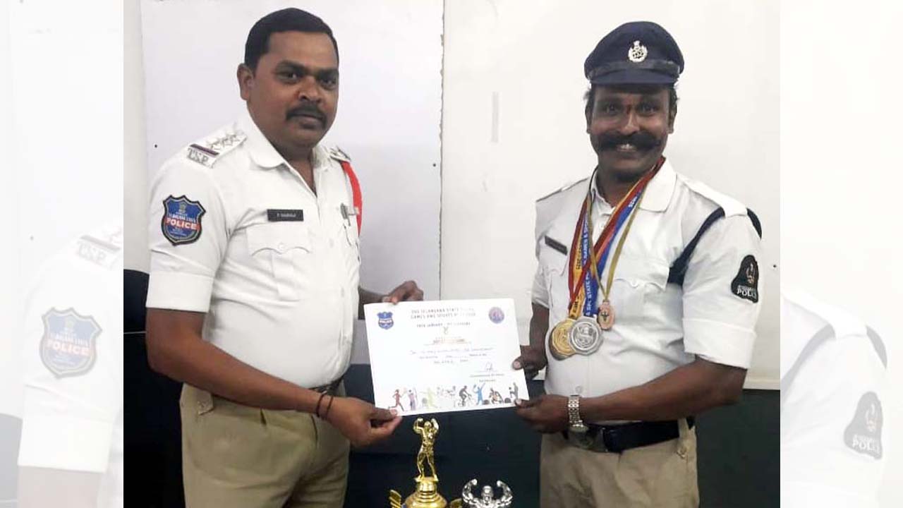 Ameerpet |  రాష్ట్రస్థాయి క్రీడల్లో ట్రాఫిక్ పీసీ ప్రతిభ.. అభినందించిన సీఐ