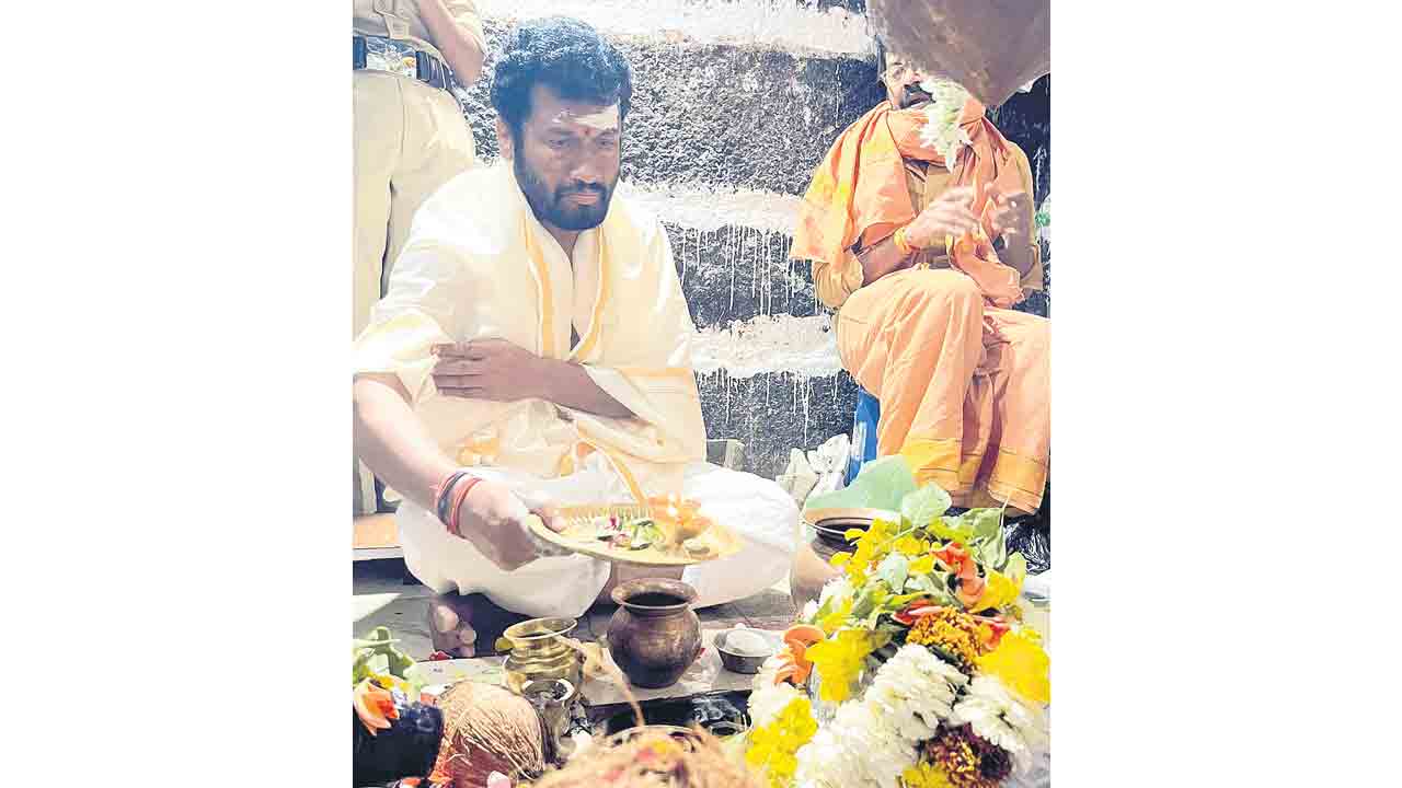 నీలకంఠుడికి నీరాజనం