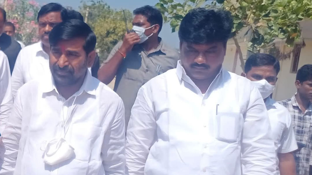 Chandur | చండూరులో పోలీసుల అరాచకం.. అర్ధరాత్రి తలుపులు బద్దలుకొట్టి మాజీ జడ్పీటీసీ అన్నెపర్తి శేఖర్‌ అరెస్ట్‌