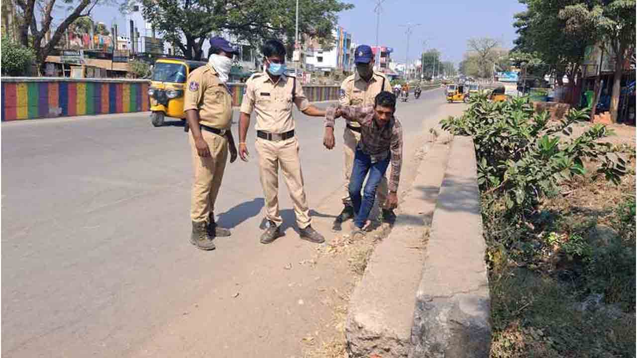 Asifabad Police | తాగి రోడ్డుపై పడి ఉన్న వ్యక్తి.. మానవత్వం చాటుకున్న పోలీసులు