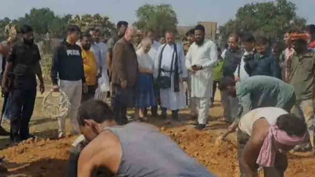 Australian Man Buried In India | నెరవేరిన ఆస్ట్రేలియా వ్యక్తి చివరి కోరిక.. భారత్‌లో మృతదేహం   ఖననం