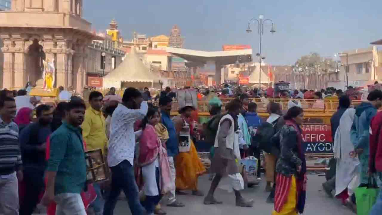 Ayodhya Ram Temple | మహాకుంభమేళా ఎఫెక్ట్‌.. అయోధ్యలో కొనసాగుతున్న భక్తుల రద్దీ