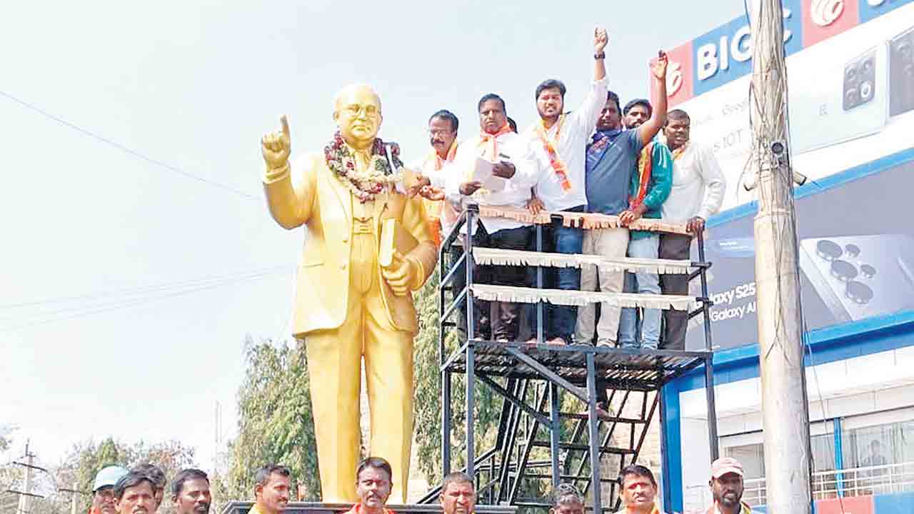 బీసీలకు 42శాతం రిజర్వేషన్‌ కల్పించాలి