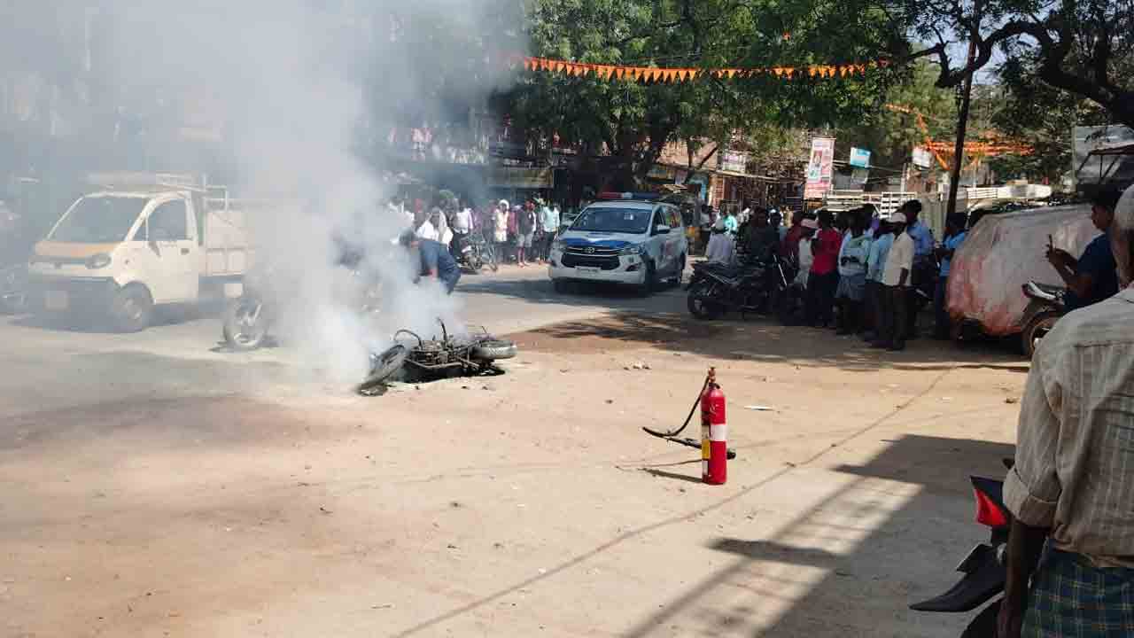 Rythu Bharosa | రైతు భరోసా రాలేదని బైక్‌కు నిప్పంటించిన రైతు