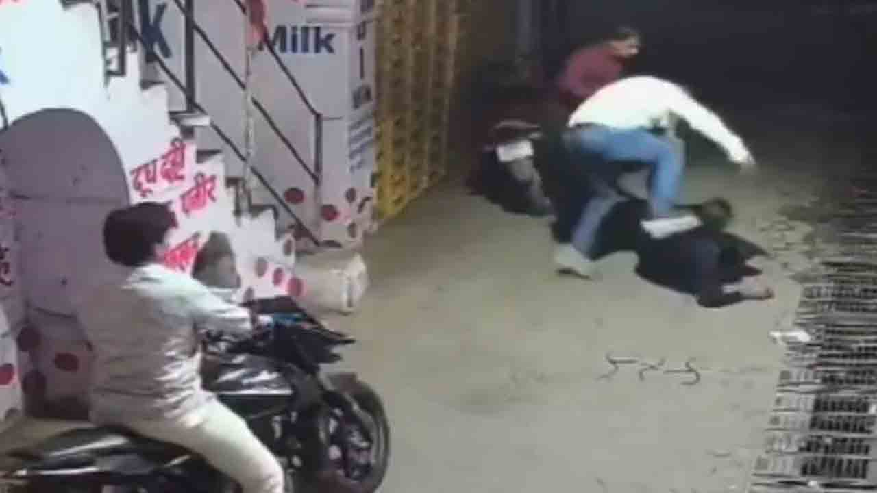 Watch: యువకుడ్ని దారుణంగా కొట్టిన బీజేపీ నేత.. వీడియో వైరల్‌