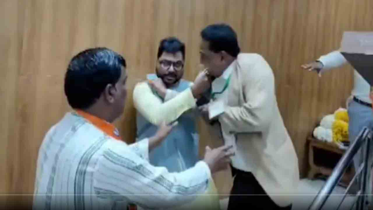 BJP leaders’ Fight | చొక్కా కాలర్లు పట్టుకుని కొట్టుకున్న బీజేపీ నేతలు.. వీడియో వైరల్‌