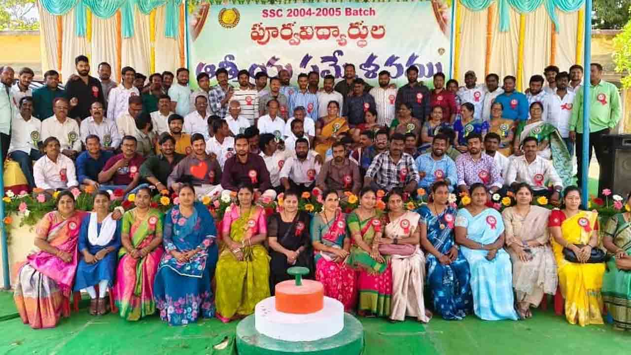 కన్నుల పండువగా బొల్లోరుగూడెం పూర్వపు విద్యార్థుల ఆత్మీయ సమ్మేళనం..!