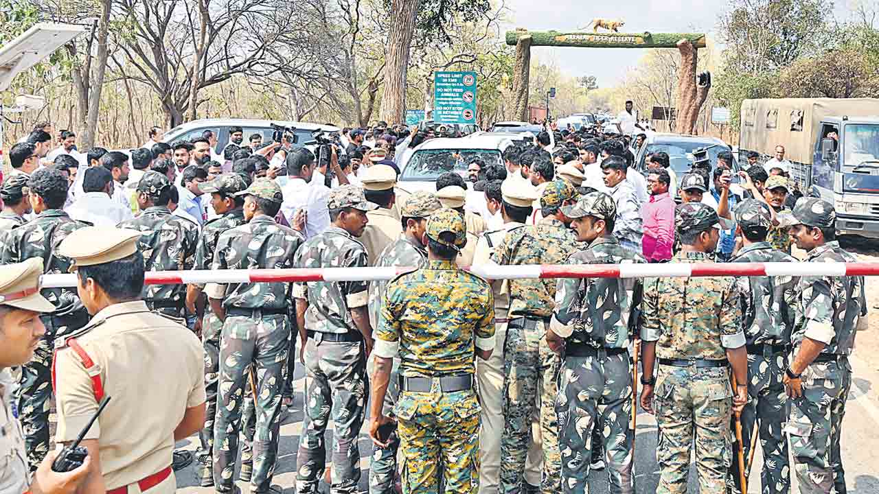 BRS | బీఆర్‌ఎస్‌ బృందానికి అడుగడుగునా ఆంక్షలు.. ఎస్‌ఎల్‌బీసీకి వెళ్తుండగా ఐదుచోట్ల ఆపిన పోలీసులు