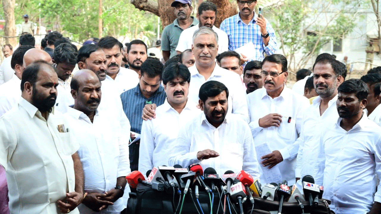 కార్మికులను రక్షించకుండా చిల్లర రాజకీయాలు