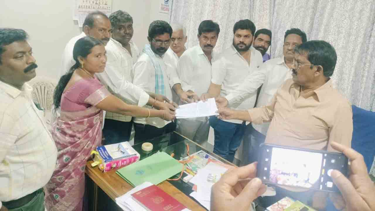 Badradri Kothagudem | బేతంపూడి సొసైటీ చైర్మన్‌పై అవిశ్వాస తీర్మానంకు వినతి