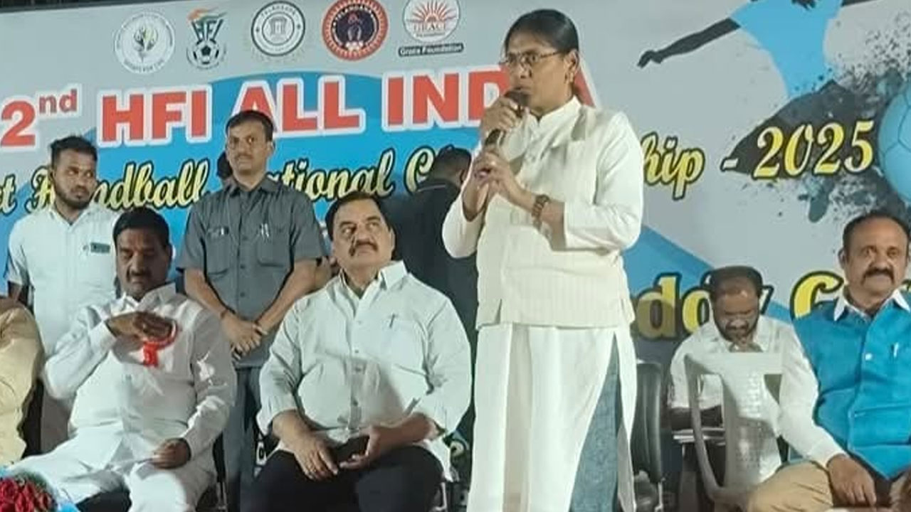 Bala Lakshmi | అసంపూర్తి సర్వే కాదు.. పూర్తిస్థాయి సర్వే చేయాలి: బీసీ కమిషన్ సభ్యురాలు బాల లక్ష్మి