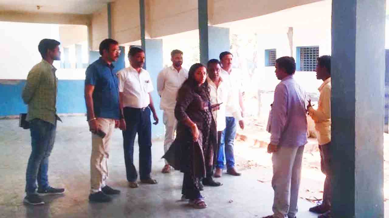 Sub collector | పిట్లంలో పోలింగ్ కేంద్రాన్ని సందర్శించిన సబ్ కలెక్టర్