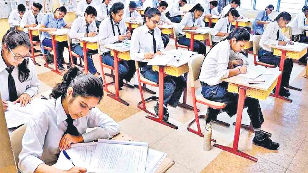 CBSE | ఇకపై ఏడాదికి 2 సార్లు బోర్డు పరీక్షలు.. 2026 నుంచి నిర్వహించనున్న సీబీఎస్సీ!