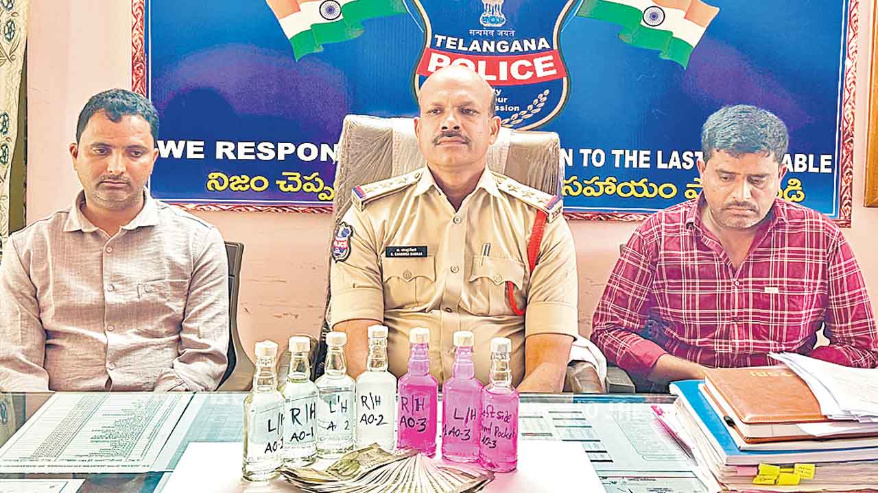 చార్జిషీటు అనుకూలంగా రాయడానికి లంచం