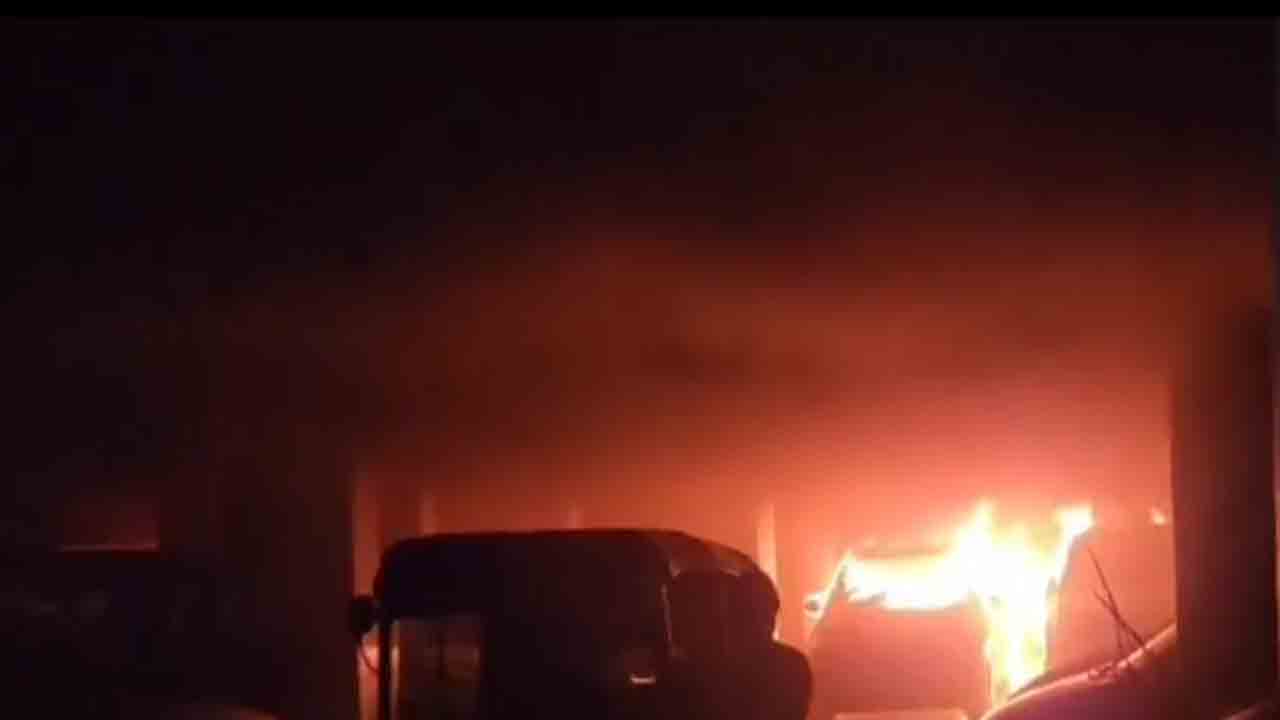 Mining Mafia Sets DSP’s Vehicle On Fire | డీఎస్పీ వాహనానికి నిప్పు పెట్టిన ఇసుక మాఫియా.. ఘర్షణలో ఒకరు మృతి