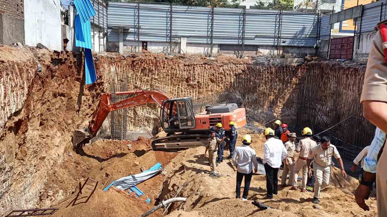 Tragedy | ఎల్బీనగర్‌లో విషాదం.. మట్టిదిబ్బలు మీద పడి ముగ్గురు కూలీలు దుర్మరణం