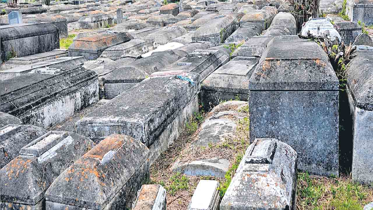 Munich | సమాధులపై అంతుచిక్కని స్టిక్కర్లు..