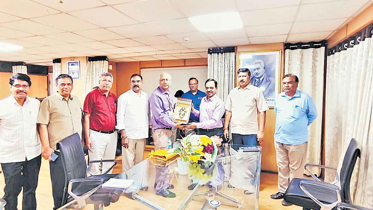 సీడబ్ల్యూసీ చైర్మన్‌ను సన్మానించిన ఇంజినీర్లు