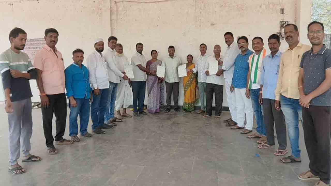 CMRF Checks | బాధితులకు సీఎంఆర్‌ఎఫ్‌ చెక్కులు పంపిణీ