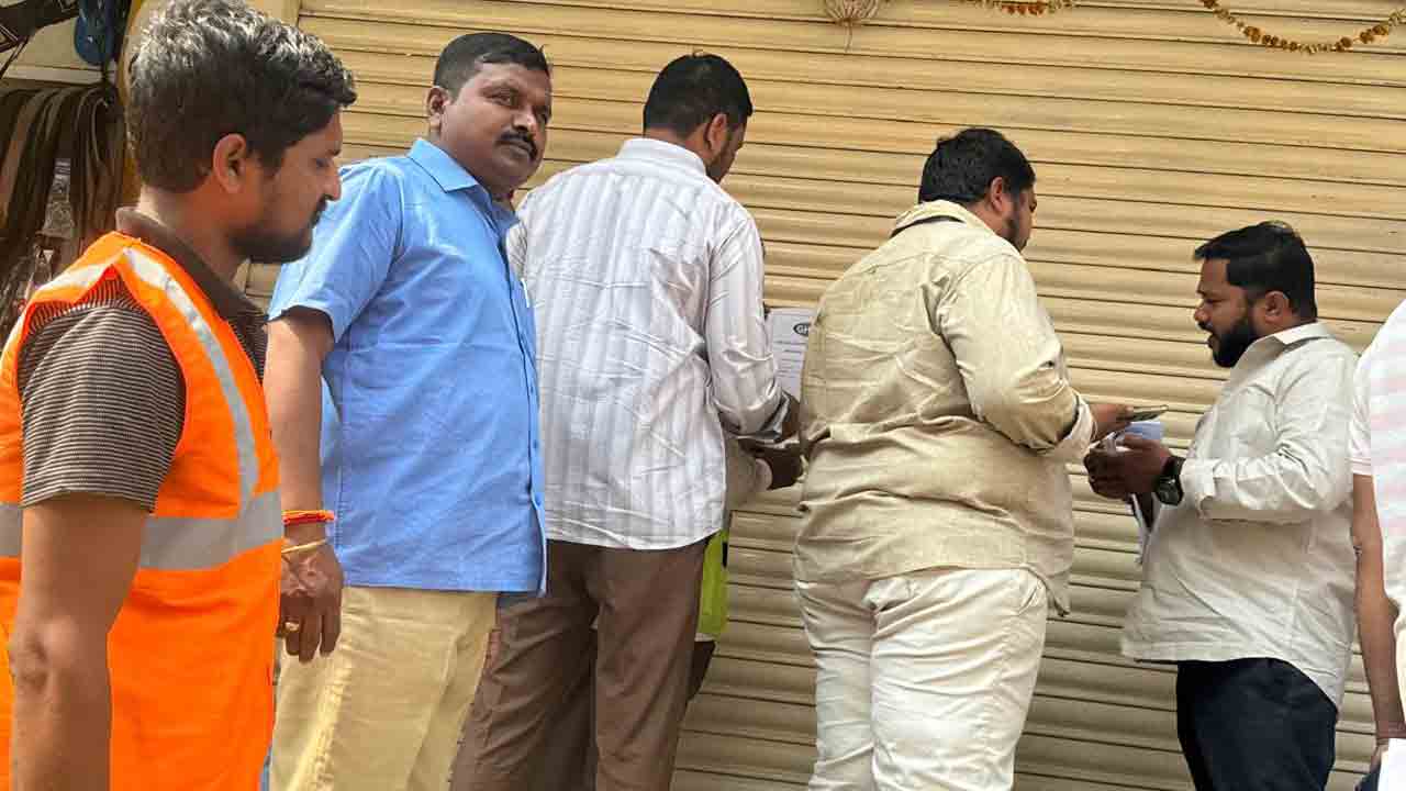Cheque Bounce | చెక్ బౌన్స్ అయ్యిందా.. ? మీ దుకాణానికి తాళం తథ్యం.. ఆస్తి పన్ను చెక్ బౌన్స్ కేసుల్లో అధికారుల దూకుడు