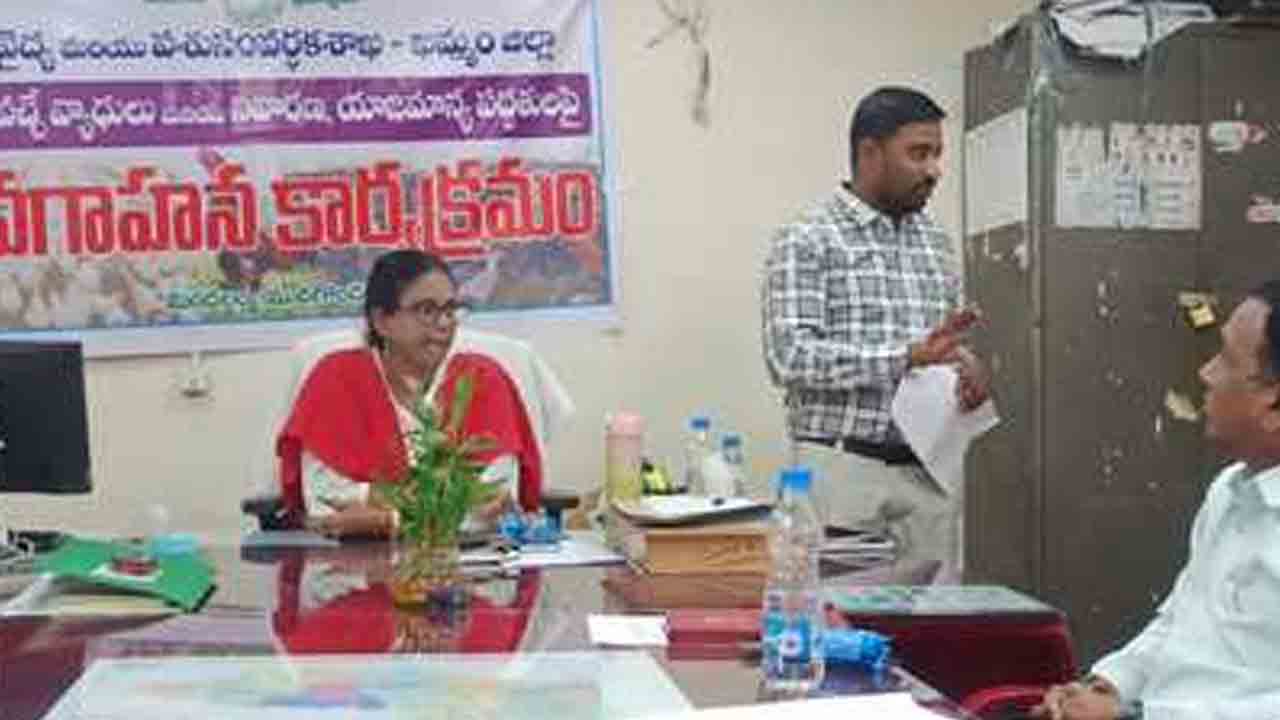 Chicken | చికెన్, గుడ్లపై అపోహలు వద్దు : పశువైద్యాధికారి అశోక్