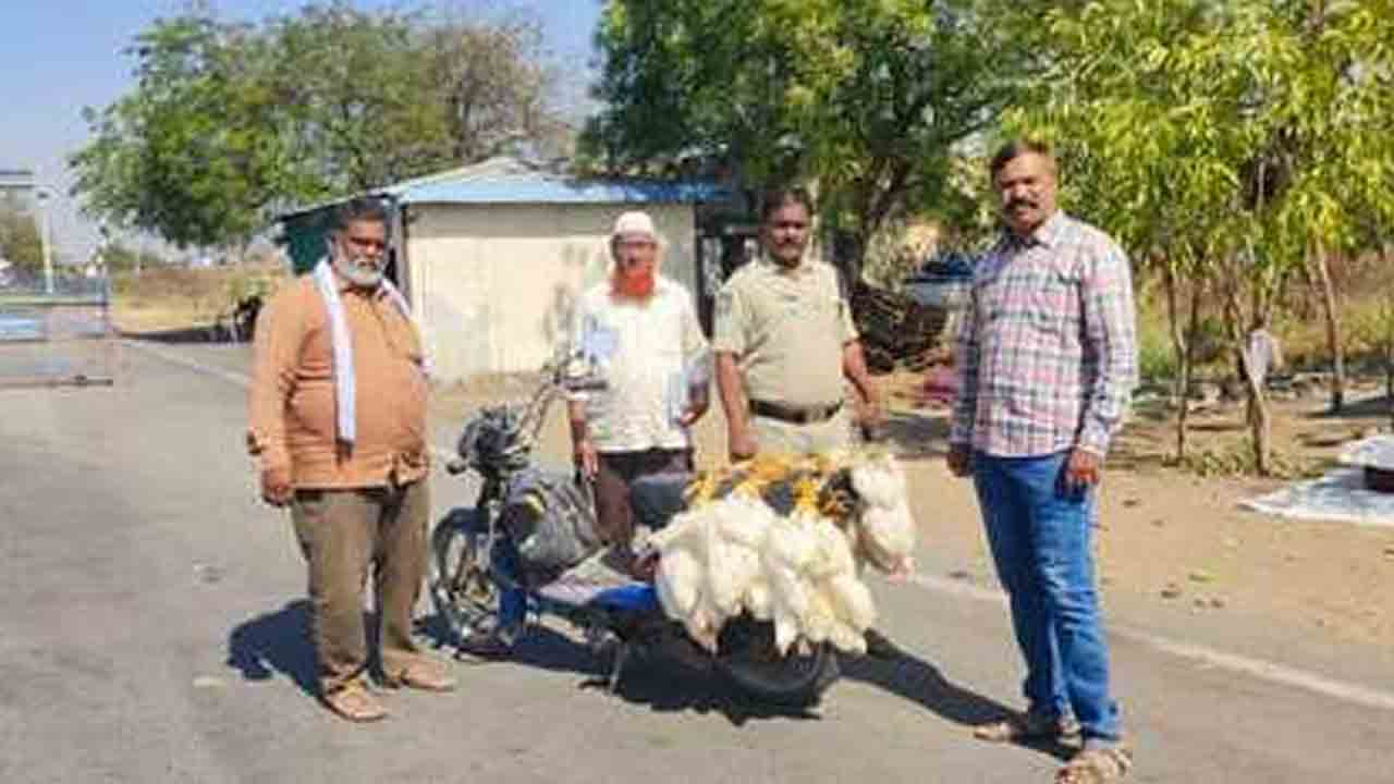Maharashtra Chicken | మహారాష్ట్ర కోళ్ల వాహనాన్ని వెనక్కి పంపిన అధికారులు