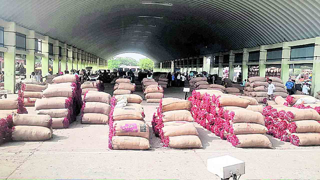 మిర్చితో మార్కెట్‌ కళకళ