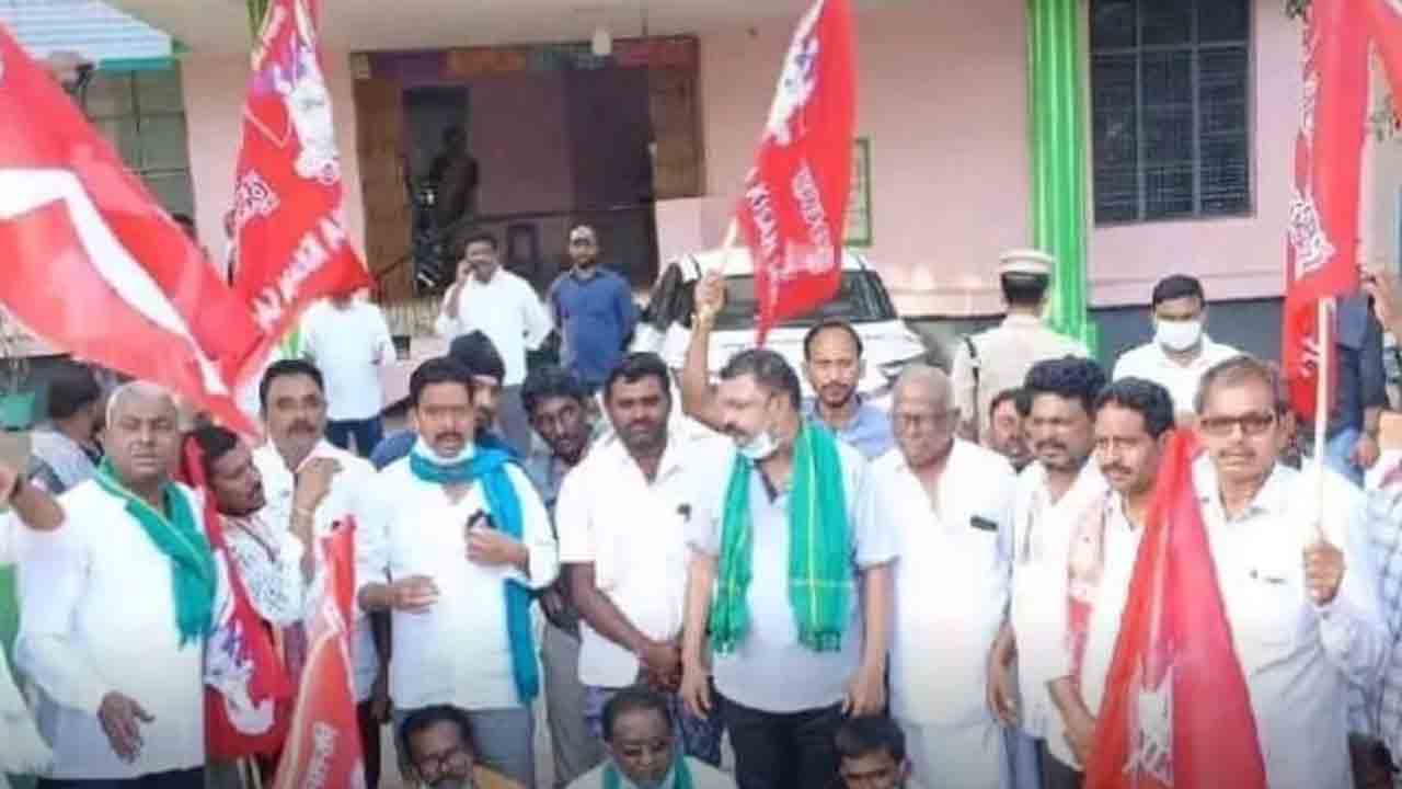 ‘సిండికేట్‌’ మోసంపై రైతు సంఘం ధర్నా