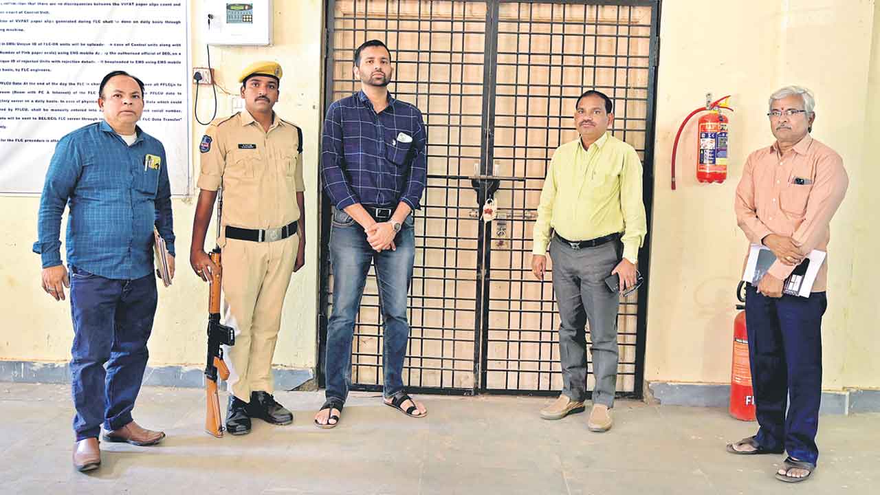 ఈవీఎం గోడౌన్‌ పరిశీలన