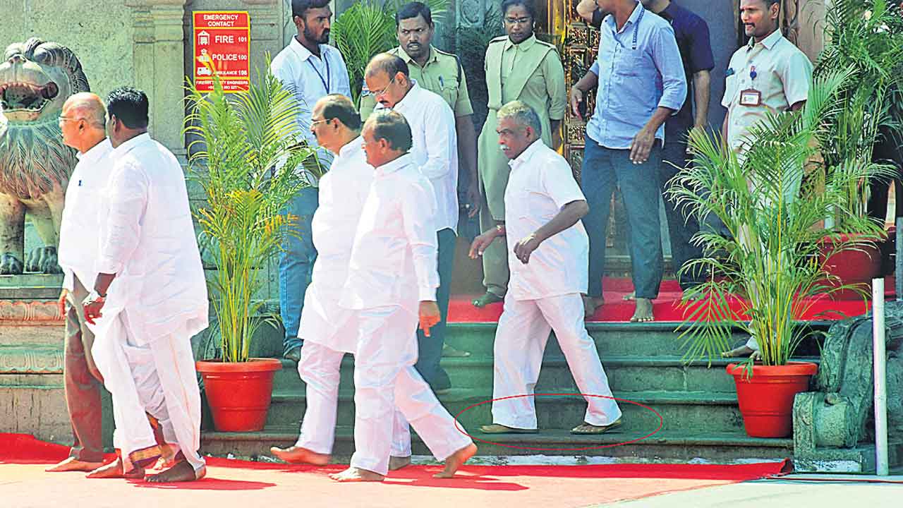 చెప్పులతో ఆలయంలోకి కాంగ్రెస్‌ నేతలు