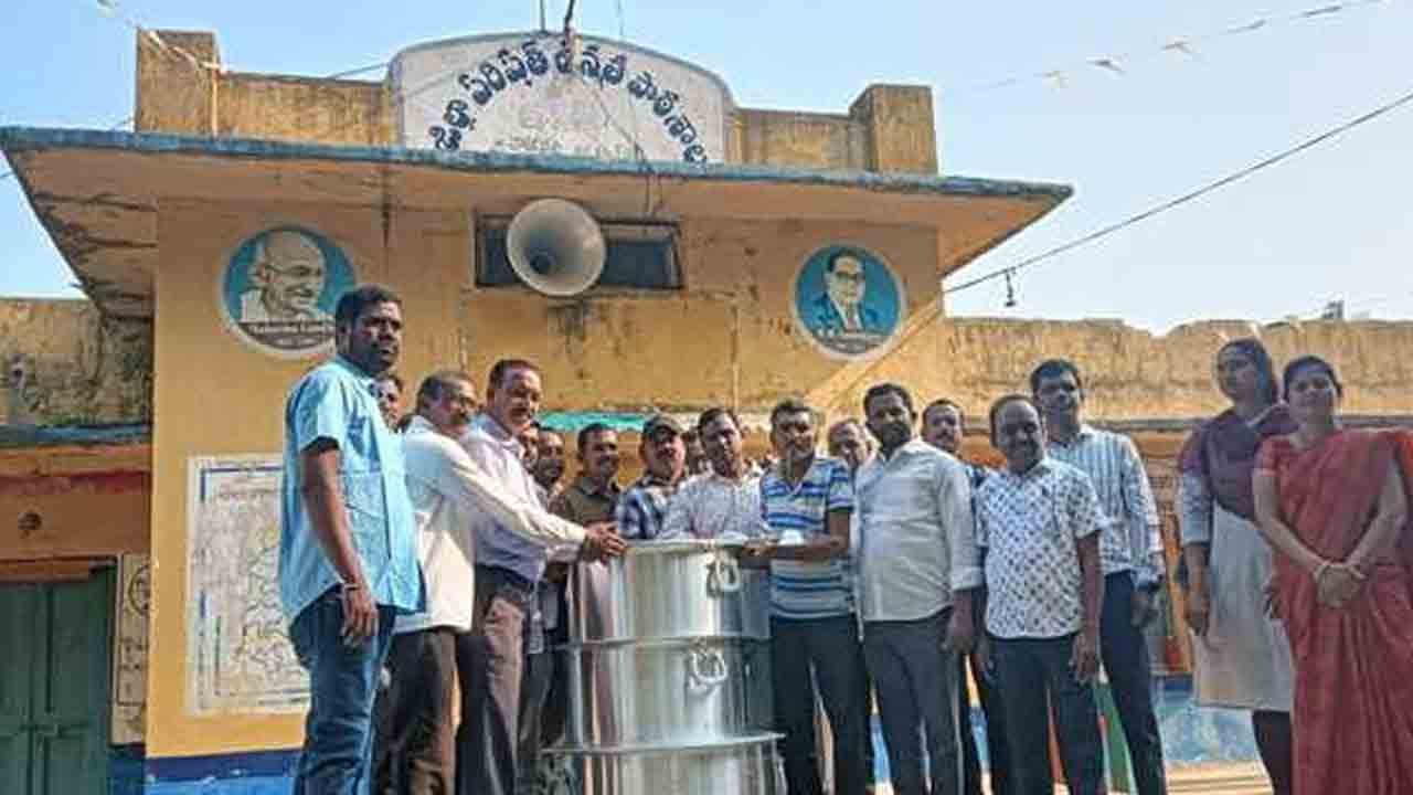 Cooking Utensils | మధ్యాహ్న భోజనానికి వంట పాత్రల వితరణ