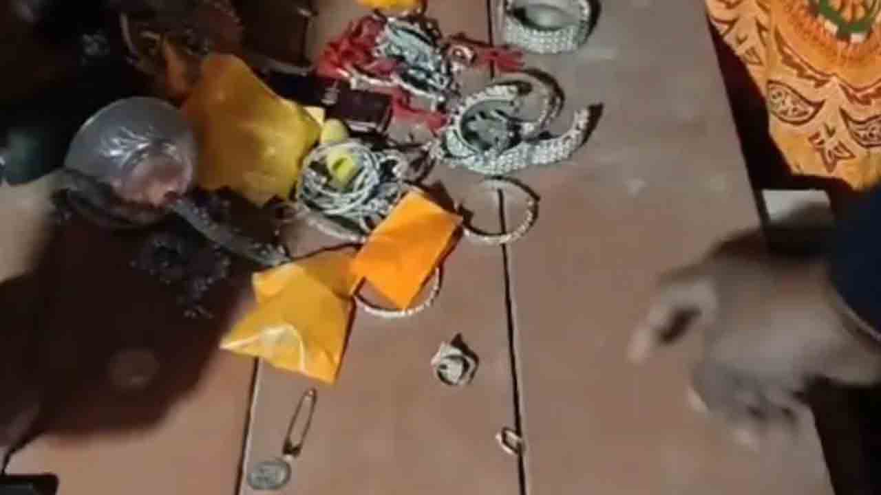 Cops Raid Beggar’s Home | బిచ్చగత్తె ఇంటిపై పోలీసులు రైడ్‌.. బైక్, ఖరీదైన ఫోన్లు, విదేశీ నాణేలు   చూసి షాక్‌