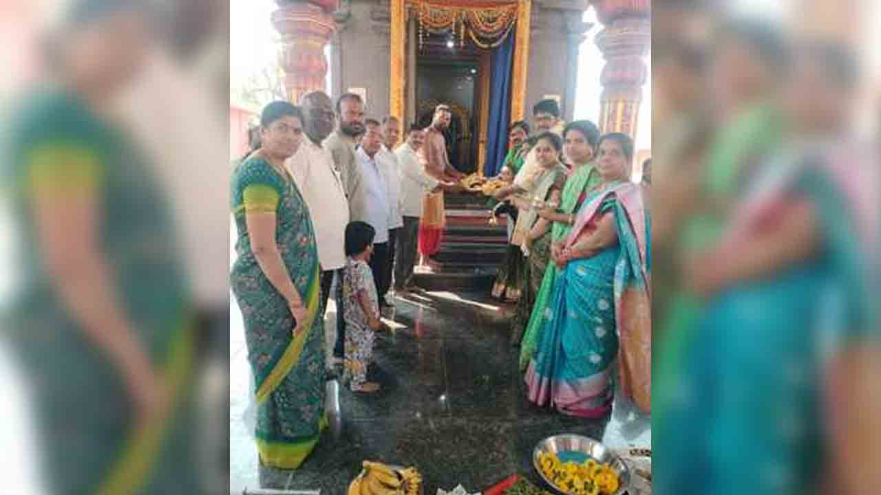 Narasimhaswamy Temple | లక్ష్మీ నరసింహాస్వామికి కిలో వెండితో రెండు కిరీటాలు బహూకరణ