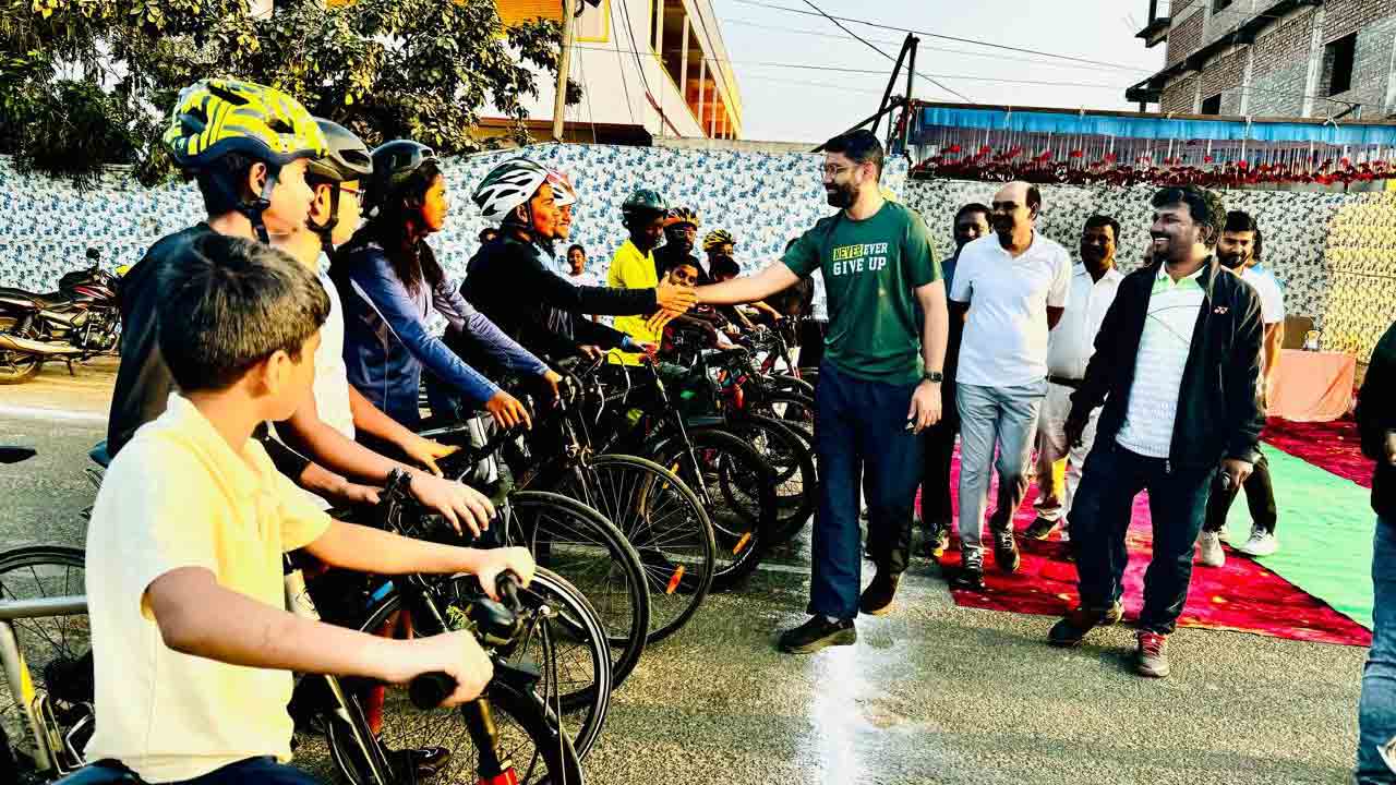 సైక్లింగ్‌ పోటీలను ప్రారంభించిన కలెక్టర్‌