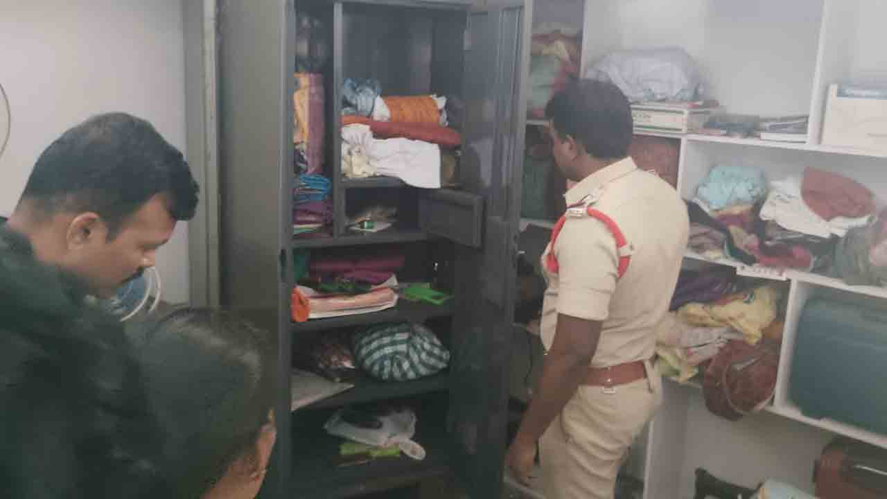 తాళం వేసిన ఇంట్లో దొంగలు పడ్డారు..!