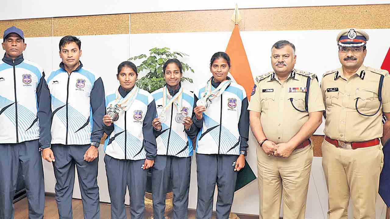 మహిళా పోలీసులకు డీజీపీ ప్రశంస