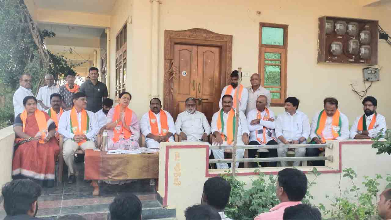 DK Aruna | శాసనమండలిలో ప్రశ్నించే గొంతుకను ఎన్నుకోవాలి : డీకే అరుణ