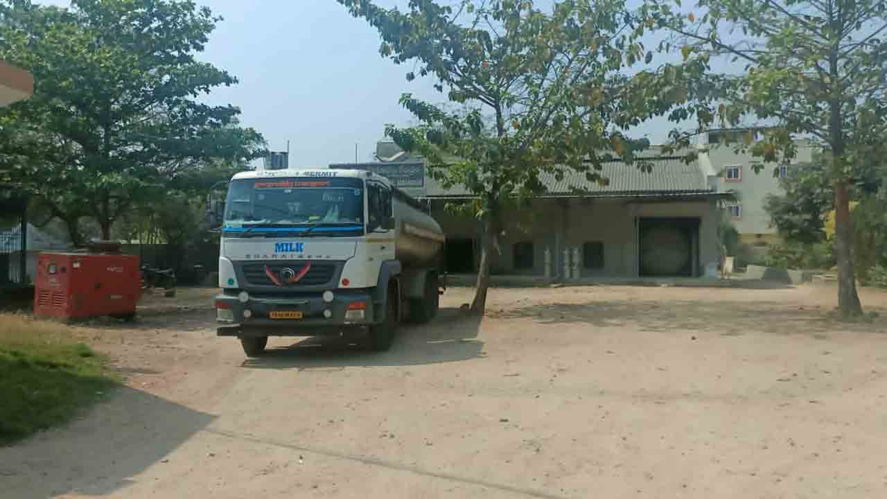 Dairy Chilling Centre | రాజన్న సిరిసిల్ల జిల్లాలో కక్ష సాధింపు చర్యలు.. డెయిరీ చిల్లింగ్ సెంట‌ర్‌ సీజ్‌