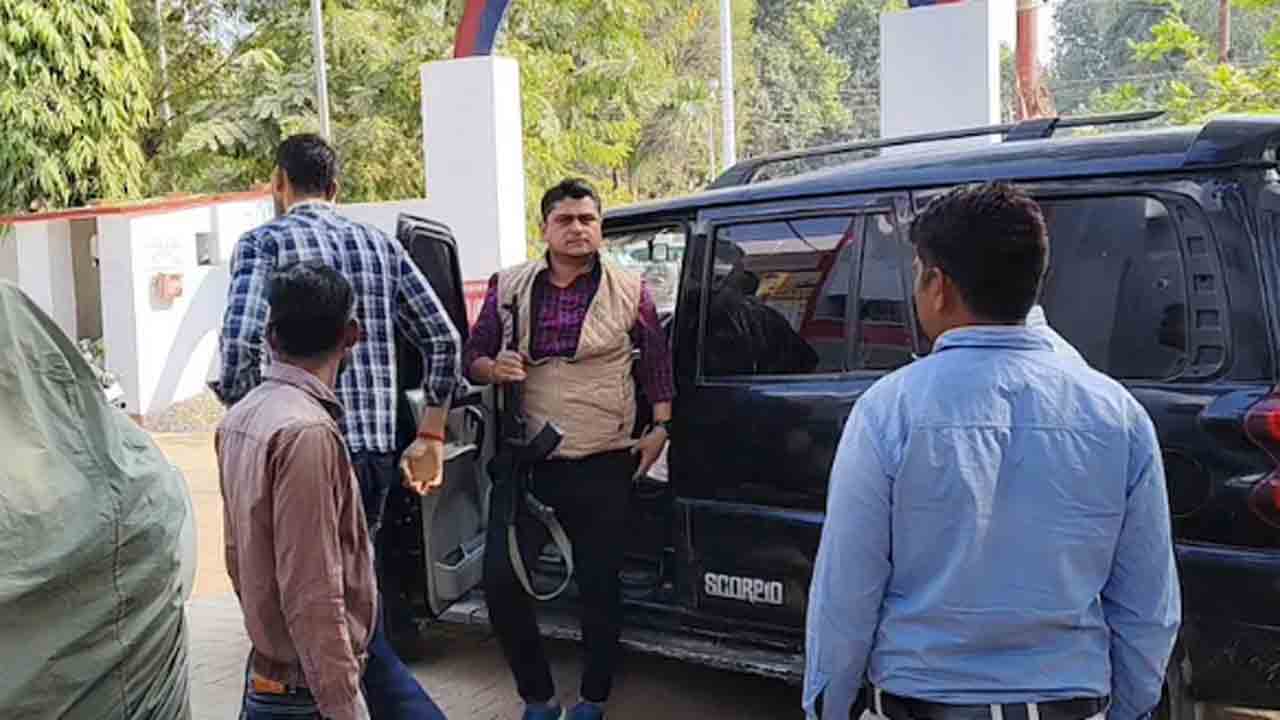 Delhi Cops Detained | ఢిల్లీ పోలీసులను అదుపులోకి తీసుకున్న యూపీ పోలీసులు.. ఎందుకంటే?