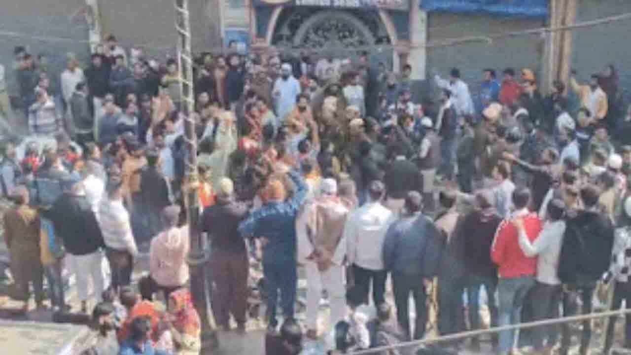 Delhi Elections | ఢిల్లీ ఎన్నికల్లో డబ్బులు పంచుతున్నారని ఆప్‌.. నకిలీ ఓట్లు వేయిస్తున్నారని బీజేపీ   ఆరోపణ