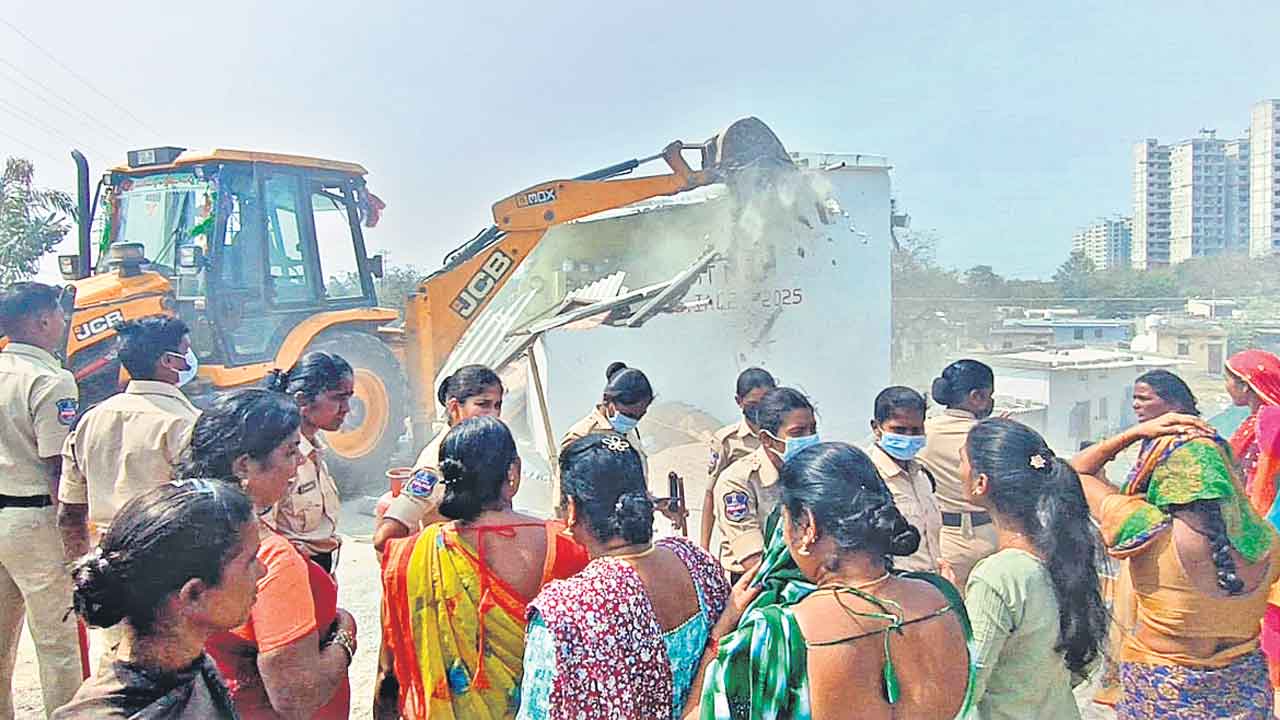 నగరంలో కూల్చివెతలునగరంలో కూల్చివెతలు