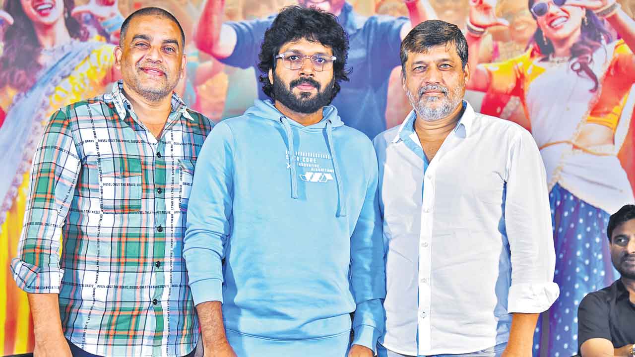 పడిపోతున్న మమ్మల్ని నిలబెట్టాడు