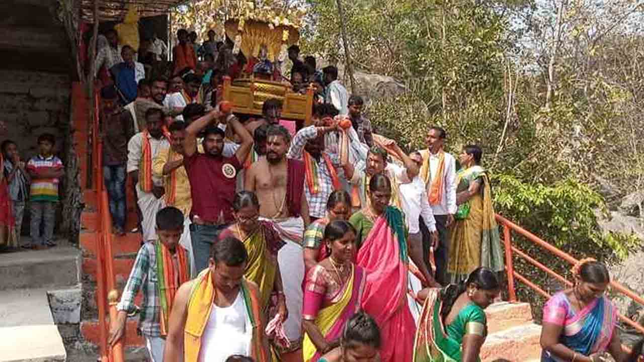 Narasimha Swamy Kalyanam | కమనీయంగా దిల్దార్ నగర్ లక్ష్మీ నరసింహ స్వామి కల్యాణం .. కిటకిటలాడిన ఆలయం