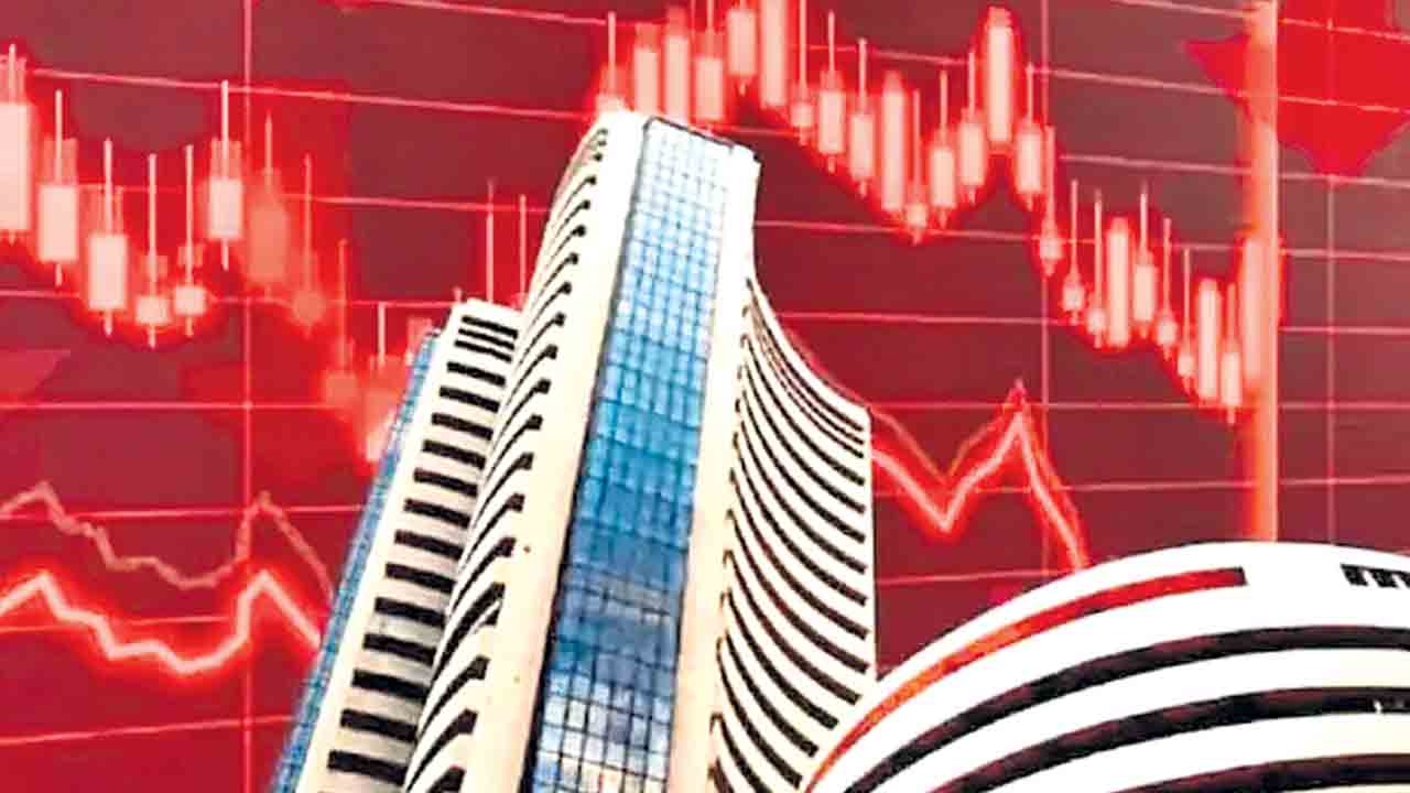 కుప్పకూలుతున్న స్టాక్‌ మార్కెట్లు