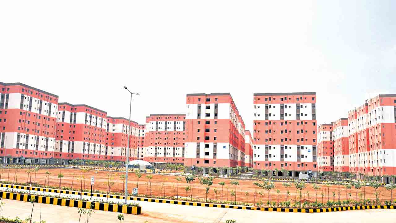 Double Bedroom | డబుల్‌ బెడ్రూం ఇళ్లలోకి వస్తారా? రద్దు చేయమంటారా? మేడ్చల్‌ జిల్లాలో అధికారుల నోటీసులు