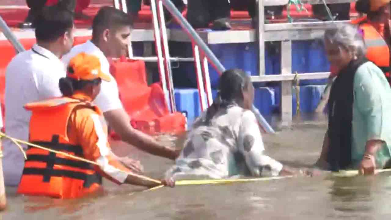 Droupadi Murmu | త్రివేణీ సంగమంలో రాష్ట్రపతి ముర్ము పుణ్యస్నానం.. గంగమ్మకు ప్రత్యేక పూజలు