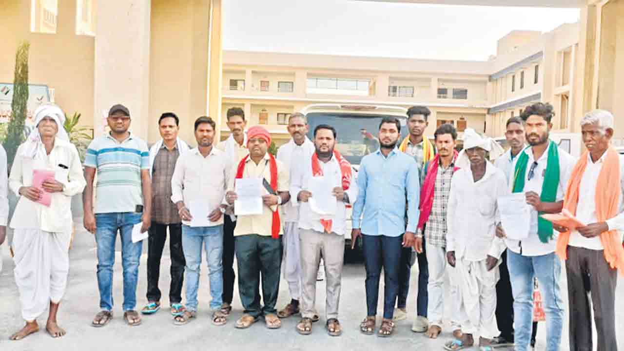 గిరి రైతులకు న్యాయం చేయాలని ధర్నా