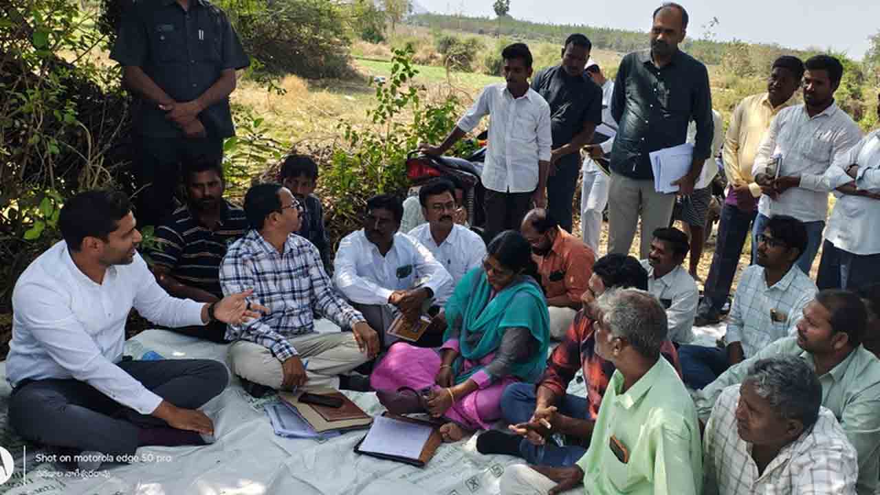 Electricity AE | అందుబాటులో లేని విద్యుత్ శాఖ ఏఈ.. కలెక్టర్‌కు రైతుల ఫిర్యాదు