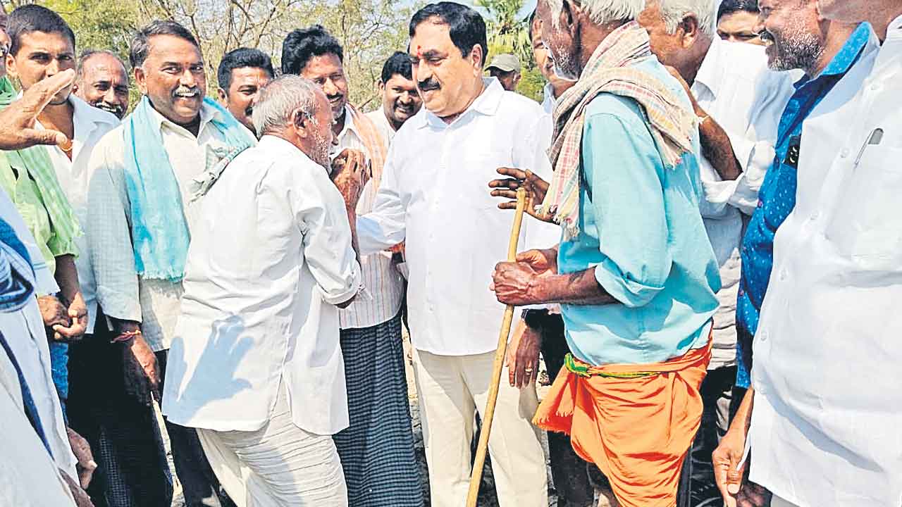 నీళ్లను ఎత్తుకుపోతుంటే ఎమ్మెల్యే ఏం చేస్తున్నడు?