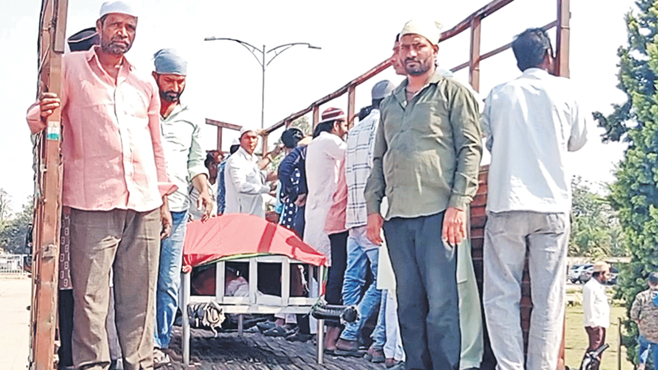 మృతదేహంతో ఆందోళన